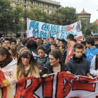 Foto Nicoloro G. 14/10/2011 Milano Manifestazione con corteo dei collettivi studenteschi al grido ” Salviamo la scuola no le banche “. nella foto Lungo il corteo