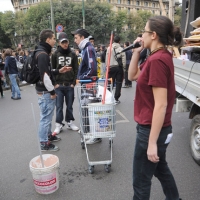 Foto Nicoloro G. 14/10/2011 Milano Manifestazione con corteo dei collettivi studenteschi al grido ” Salviamo la scuola no le banche “. nella foto Lungo il corteo