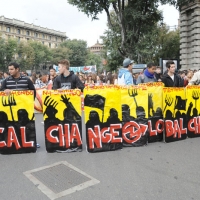 Foto Nicoloro G. 14/10/2011 Milano Manifestazione con corteo dei collettivi studenteschi al grido ” Salviamo la scuola no le banche “. nella foto Lungo il corteo