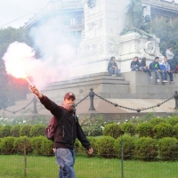 Foto Nicoloro G. 14/10/2011 Milano Manifestazione con corteo dei collettivi studenteschi al grido ” Salviamo la scuola no le banche “. nella foto Lungo il corteo