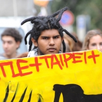 Foto Nicoloro G. 14/10/2011 Milano Manifestazione con corteo dei collettivi studenteschi al grido ” Salviamo la scuola no le banche “. nella foto Lungo il corteo