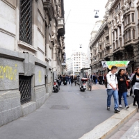 Foto Nicoloro G. 14/10/2011 Milano Manifestazione con corteo dei collettivi studenteschi al grido ” Salviamo la scuola no le banche “. nella foto Lungo il corteo