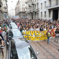 Foto Nicoloro G. 14/10/2011 Milano Manifestazione con corteo dei collettivi studenteschi al grido ” Salviamo la scuola no le banche “. nella foto Lungo il corteo