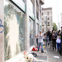 Foto Nicoloro G. 14/10/2011 Milano Manifestazione con corteo dei collettivi studenteschi al grido ” Salviamo la scuola no le banche “.  nella foto Lungo il corteo