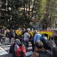 Foto Nicoloro G. 14/10/2011 Milano Manifestazione con corteo dei collettivi studenteschi al grido ” Salviamo la scuola no le banche “.  nella foto Le forze dell'ordine sono oggetto di lancio di uova, frutta, verdura e candelotti fumogeni