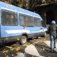 Foto Nicoloro G. 14/10/2011 Milano Manifestazione con corteo dei collettivi studenteschi al grido ” Salviamo la scuola no le banche “.  nella foto Le forze dell'ordine sono oggetto di lancio di uova, frutta, verdura e candelotti fumogeni