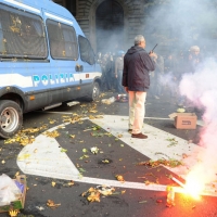 Foto Nicoloro G. 14/10/2011 Milano Manifestazione con corteo dei collettivi studenteschi al grido ” Salviamo la scuola no le banche “.  nella foto Le forze dell'ordine sono oggetto di lancio di uova, frutta, verdura e candelotti fumogeni