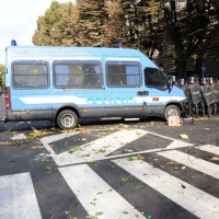 Foto Nicoloro G. 14/10/2011 Milano Manifestazione con corteo dei collettivi studenteschi al grido ” Salviamo la scuola no le banche “.  nella foto Le forze dell'ordine sono oggetto di lancio di uova, frutta, verdura e candelotti fumogeni