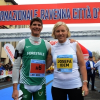 Foto Nicoloro G.   09/11/2014   Ravenna    Sedicesima edizione della \" Maratona Internazionale Ravenna Città d Arte \". nella foto il campione mondiale di canottaggio Marcello Miani e l\' olimpionica di canottaggio Josefa Idem, che hanno partecipato alla mezza maratona di 21,097 Km.