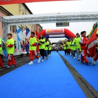 Foto Nicoloro G.   09/11/2014   Ravenna    Sedicesima edizione della \" Maratona Internazionale Ravenna Città d Arte \". nella foto prima della partenza una sfilata di ragazzi con le bandiere dei molti stati che hanno partecipato alla maratona.