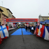 Foto Nicoloro G.   09/11/2014   Ravenna    Sedicesima edizione della \" Maratona Internazionale Ravenna Città d Arte \". nella foto prima della partenza una sfilata di ragazzi con le bandiere dei molti stati che hanno partecipato alla maratona.