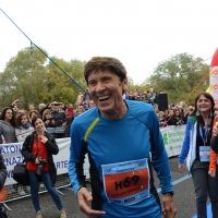 Foto Nicoloro G.   09/11/2014   Ravenna    Sedicesima edizione della " Maratona Internazionale Ravenna Città d Arte ". nella foto il cantante Gianni Morandi, grande frequentatore di maratone, ha partecipato alla mezza maratona di 21,097 Km.