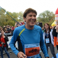 Foto Nicoloro G.   09/11/2014   Ravenna    Sedicesima edizione della " Maratona Internazionale Ravenna Città d Arte ". nella foto il cantante Gianni Morandi, grande frequentatore di maratone, ha partecipato alla mezza maratona di 21,097 Km.