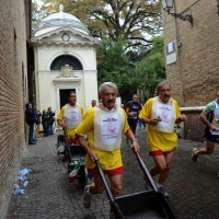 Foto Nicoloro G.   09/11/2014   Ravenna    Sedicesima edizione della " Maratona Internazionale Ravenna Città d Arte ". nella foto gli scariolanti lungo il percorso.