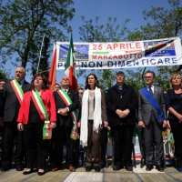 Foto Nicoloro G.   25/04/2014  Marzabotto ( Bologna )   Si celebra nella cittadina medaglia d\' oro al Valore Militare la Festa della LIberazione con la partecipazione del presidente della Camera. nella foto il presidente della Camera Laura Boldrini sul palco tra le autorità mentre intona l\'Inno d\'Italia.