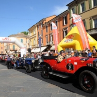 Foto Nicoloro G. 18/05/2012 Ravenna La 36° edizione del Rally 1000 Miglia, che conta la partecipazione di ben 382 auto storiche, passa da Ravenna per il controllo a timbro. nella foto Una fila di auto partecipanti