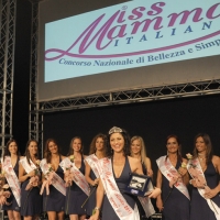 Foto Nicoloro G. 26/06/2011 Cesenatico (FC) Serata finale della diciottesima edizione del concorso " Miss mamma italiana". nella foto In primo piano Norma Usai, la vincitrice, e dietro tutte le concorrenti