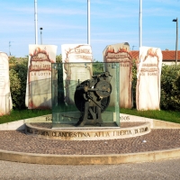 Foto Nicoloro G.  14/09/2010  Conselice (Ravenna)  Monumento \" Dalla stampa clandestina alla liberta\' di stampa \". nella foto Il Monumento