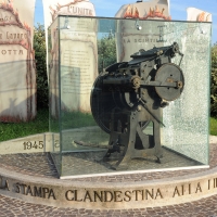 Foto Nicoloro G.  14/09/2010  Conselice (Ravenna)  Monumento \" Dalla stampa clandestina alla liberta\' di stampa \". nella foto Particolare del Monumento