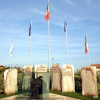 Foto Nicoloro G.  14/09/2010  Conselice (Ravenna)  Monumento \" Dalla stampa clandestina alla liberta\' di stampa \". nella foto Il Monumento
