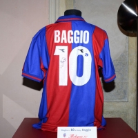 Foto Nicoloro G. 02/09/2013 San Giovanni Persiceto ( Bologna ) Inaugurazione della mostra ” I numeri 10 ” con cimeli, foto e maglie originali appartenute ai più rappresentativi calciatori che hanno ricoperto questo ruolo. nella foto Maglia di Roberto Baggio