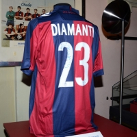 Foto Nicoloro G. 02/09/2013 San Giovanni Persiceto ( Bologna ) Inaugurazione della mostra ” I numeri 10 ” con cimeli, foto e maglie originali appartenute ai più rappresentativi calciatori che hanno ricoperto questo ruolo. nella foto Maglia di Alessandro Diamanti