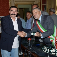 Foto Nicoloro G. 02/09/2013 San Giovanni Persiceto ( Bologna ) Inaugurazione della mostra ” I numeri 10 ” con cimeli, foto e maglie originali appartenute ai più rappresentativi calciatori che hanno ricoperto questo ruolo. nella foto Mauro Pasqualini – Renato Mazzuca 