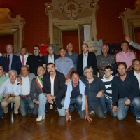 Foto Nicoloro G. 02/09/2013 San Giovanni Persiceto ( Bologna ) Inaugurazione della mostra ” I numeri 10 ” con cimeli, foto e maglie originali appartenute ai più rappresentativi calciatori che hanno ricoperto questo ruolo. nella foto Foto di gruppo con i numeri 10 presenti 