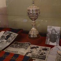 Foto Nicoloro G. 02/09/2013 San Giovanni Persiceto ( Bologna ) Inaugurazione della mostra ” I numeri 10 ” con cimeli, foto e maglie originali appartenute ai più rappresentativi calciatori che hanno ricoperto questo ruolo. nella foto Bacheca con cimeli del Bologna F.C.     