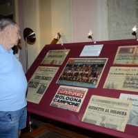 Foto Nicoloro G. 02/09/2013 San Giovanni Persiceto ( Bologna ) Inaugurazione della mostra ” I numeri 10 ” con cimeli, foto e maglie originali appartenute ai più rappresentativi calciatori che hanno ricoperto questo ruolo. nella foto Bacheca con cimeli del Bologna 