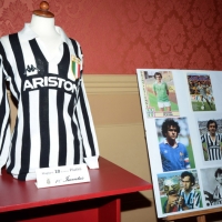 Foto Nicoloro G. 02/09/2013 San Giovanni Persiceto ( Bologna ) Inaugurazione della mostra ” I numeri 10 ” con cimeli, foto e maglie originali appartenute ai più rappresentativi calciatori che hanno ricoperto questo ruolo. nella foto La maglia di Platini