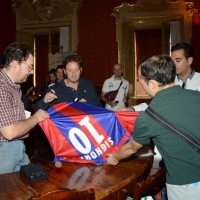 Foto Nicoloro G. 02/09/2013 San Giovanni Persiceto ( Bologna ) Inaugurazione della mostra ” I numeri 10 ” con cimeli, foto e maglie originali appartenute ai più rappresentativi calciatori che hanno ricoperto questo ruolo. nella foto Giuseppe Signori e al sua maglia 