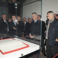 Foto Nicoloro G. 20/11/2011 Milano Il neo ministro alla Cultura visita al Palazzo Reale la mostra " La bellezza nella parola ", capolavori di arte sacra di ambito lombardo unitamente ad opere di artisti contemporanei che illustrano il nuovo Evangeliario Ambrosiano usato nella solenne lettura delle celebrazioni liturgiche. nella foto Lorenzo Ornaghi – Giuliano Pisapia