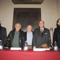 Foto Nicoloro G. 23/11/2011 Milano Presentata al palazzo Reale la mostra ” La transavanguardia italiana ” curata da Achille Bonito Oliva e che restera’ aperta al pubblico dal 24 novembre 2011 al 04 marzo 2012. L’ iniziativa mette in mostra cinque artisti contemporanei e sessantasei opere. nella foto Sandro Chia – Mimmo Paladino – Achille Bonito Oliva – Nicola De Maria – Enzo Cucchi