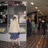 Foto Nicoloro G. 27/09/2011 Ravenna E’ stata inaugurata, sotto il patrocinio della Presidenza della Repubblica e della Banca d’ Italia, la mostra ” L’ eredita’ di Luigi Einaudi. La nascita dell’ Italia repubblicana e la costruzione dell’ Europa “, che ripercorre la vita del grande statista. nella foto Visitatori in una sala della mostra