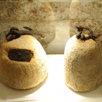 Foto Nicoloro G. 23/12/2010 Cervia (RA) Nella cittadina romagnola famosa per il sale non poteva mancare il " Museo del sale ". Allestito in quello che fu uno dei depositi di cloruro di sodio raccoglie oggetti e testimonianze di vario genere legate alla produzione e commercializzazione di questo prezioso prodotto della natura. nella foto Contrappesi per pesare il sale