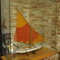 Foto Nicoloro G. 23/12/2010 Cervia (RA) Nella cittadina romagnola famosa per il sale non poteva mancare il " Museo del sale ". Allestito in quello che fu uno dei depositi di cloruro di sodio raccoglie oggetti e testimonianze di vario genere legate alla produzione e commercializzazione di questo prezioso prodotto della natura. nella foto Barca da trasporto del sale