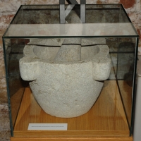 Foto Nicoloro G. 23/12/2010 Cervia (RA) Nella cittadina romagnola famosa per il sale non poteva mancare il " Museo del sale ". Allestito in quello che fu uno dei depositi di cloruro di sodio raccoglie oggetti e testimonianze di vario genere legate alla produzione e commercializzazione di questo prezioso prodotto della natura. nella foto Mortaio per rendere fino il sale