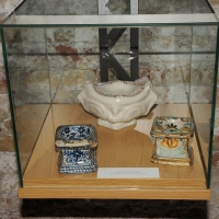 Foto Nicoloro G. 23/12/2010 Cervia (RA) Nella cittadina romagnola famosa per il sale non poteva mancare il " Museo del sale ". Allestito in quello che fu uno dei depositi di cloruro di sodio raccoglie oggetti e testimonianze di vario genere legate alla produzione e commercializzazione di questo prezioso prodotto della natura. nella foto Saliere da tavola
