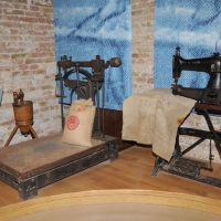 Foto Nicoloro G. 23/12/2010 Cervia (RA) Nella cittadina romagnola famosa per il sale non poteva mancare il \" Museo del sale \". Allestito in quello che fu uno dei depositi di cloruro di sodio raccoglie oggetti e testimonianze di vario genere legate alla produzione e commercializzazione di questo prezioso prodotto della natura. nella foto Bilancia e macchina per cucire i sacchi di iuta