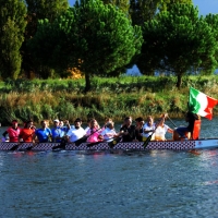 Foto Nicoloro G.  02/09/2014   Ravenna   Nona edizione dell' IDBF,  Campionati Mondiali per club di di Dragon Boat. Partecipano 27 nazioni, 5300 atleti, 129 club che gareggeranno nelle tre categorie Open maschili, femminili e misti. nella foto un equipaggio dell' Italia.