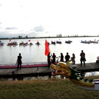 Foto Nicoloro G.  02/09/2014   Ravenna   Nona edizione dell' IDBF,  Campionati Mondiali per club di di Dragon Boat. Partecipano 27 nazioni, 5300 atleti, 129 club che gareggeranno nelle tre categorie Open maschili, femminili e misti. nella foto alcuni equipaggi sullo sfondo del bacino della Standiana che ospiterà le gare.