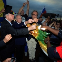Foto Nicoloro G.  02/09/2014   Ravenna   Nona edizione dell\' IDBF,  Campionati Mondiali per club di di Dragon Boat. Partecipano 27 nazioni, 5300 atleti, 129 club che gareggeranno nelle tre categorie Open maschili, femminili e misti. nella foto tra gli altri a sinistra l\' ambasciatore dell\' Australia Mike Rann e il presidente della Federazione Internazionale Dragon Boat Mike Haslam eseguono il rito di accensione degli occhi dei draghi, prima chiusi, dipingendo di nero le pupille.