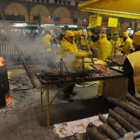 Foto Nicoloro G. 05/01/2011 Faenza (RA) Si e’ svolta nella cittadina romagnola la tradizionale ” Nott de biso’ “, dove il biso’ e’ il vin brule’, che ha il suo clou alla mezzanotte con lo spettacolare falo’ del Niballo. Il Niballo e’ il grande fantoccio raffigurante Annibale che simboleggia le avversita’ e con il suo rogo vengono bruciate tutte le avversita’ dell’ anno appena passato. Un rito quindi purificatorio e propiziatorio accompagnato da libagioni a base di salsicce, piadine e vin brule’. nella foto Salsicce e vin brulé per tutti