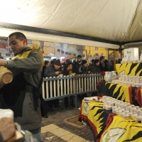 Foto Nicoloro G. 05/01/2011 Faenza (RA) Si e’ svolta nella cittadina romagnola la tradizionale ” Nott de biso’ “, dove il biso’ e’ il vin brule’, che ha il suo clou alla mezzanotte con lo spettacolare falo’ del Niballo. Il Niballo e’ il grande fantoccio raffigurante Annibale che simboleggia le avversita’ e con il suo rogo vengono bruciate tutte le avversita’ dell’ anno appena passato. Un rito quindi purificatorio e propiziatorio accompagnato da libagioni a base di salsicce, piadine e vin brule’. nella foto Salsicce e vin brulé per tutti