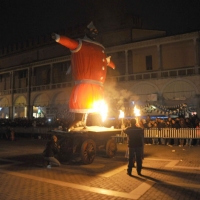 Foto Nicoloro G. 05/01/2011 Faenza (RA) Si e’ svolta nella cittadina romagnola la tradizionale ” Nott de biso’ “, dove il biso’ e’ il vin brule’, che ha il suo clou alla mezzanotte con lo spettacolare falo’ del Niballo. Il Niballo e’ il grande fantoccio raffigurante Annibale che simboleggia le avversita’ e con il suo rogo vengono bruciate tutte le avversita’ dell’ anno appena passato. Un rito quindi purificatorio e propiziatorio accompagnato da libagioni a base di salsicce, piadine e vin brule’. nella foto Il Niballo viene acceso