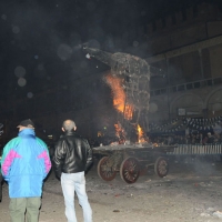 Foto Nicoloro G. 05/01/2011 Faenza (RA) Si e’ svolta nella cittadina romagnola la tradizionale ” Nott de biso’ “, dove il biso’ e’ il vin brule’, che ha il suo clou alla mezzanotte con lo spettacolare falo’ del Niballo. Il Niballo e’ il grande fantoccio raffigurante Annibale che simboleggia le avversita’ e con il suo rogo vengono bruciate tutte le avversita’ dell’ anno appena passato. Un rito quindi purificatorio e propiziatorio accompagnato da libagioni a base di salsicce, piadine e vin brule’. nella foto I resti del falò del Niballo