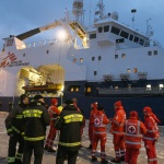 Foto Nicoloro G.   03/01/2024   Porto Corsini - Ravenna   Ha attraccato nel porto di Ravenna la nave di Medici senza Frontiere Geo Barents con a bordo 336 migranti. Di questi 229 sono uomini, 3 donne e 34 minori di cui 27 non accompagnati. Provenienti da diversi paesi, come Pakistan, Eritrea, Egitto, Yemen, Siria e anche Palestina, verrano ripartiti equamente, secondo un piano del Viminale, tra Lombardia, Toscana ed Emilia-Romagna. nella foto e\' quasi l\' alba quando la nave Geo Barents attracca nel porto di Ravenna.