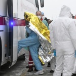 Foto Nicoloro G.   03/01/2024   Porto Corsini - Ravenna   Ha attraccato nel porto di Ravenna la nave di Medici senza Frontiere Geo Barents con a bordo 336 migranti. Di questi 229 sono uomini, 3 donne e 34 minori di cui 27 non accompagnati. Provenienti da diversi paesi, come Pakistan, Eritrea, Egitto, Yemen, Siria e anche Palestina, verrano ripartiti equamente, secondo un piano del Viminale, tra Lombardia, Toscana ed Emilia-Romagna. nella foto i migranti vengono fatti salire su un pulmino della Croce Rossa per essere trasferiti al palazzetto dello Sport dove verranno sottoposti alle prime pratiche di assistenza medica ed identificazione.
