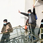 Foto Nicoloro G.   03/01/2024   Porto Corsini - Ravenna   Ha attraccato nel porto di Ravenna la nave di Medici senza Frontiere Geo Barents con a bordo 336 migranti. Di questi 229 sono uomini, 3 donne e 34 minori di cui 27 non accompagnati. Provenienti da diversi paesi, come Pakistan, Eritrea, Egitto, Yemen, Siria e anche Palestina, verrano ripartiti equamente, secondo un piano del Viminale, tra Lombardia, Toscana ed Emilia-Romagna. nella foto un gesto di gioia ed esultanza per avercela fatta.